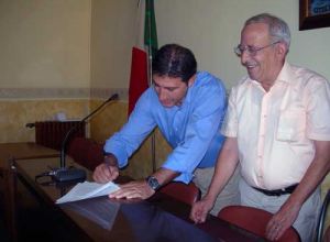 l'Ass. Bove firma l'accordo. Affianco il Sindaco Miceli
