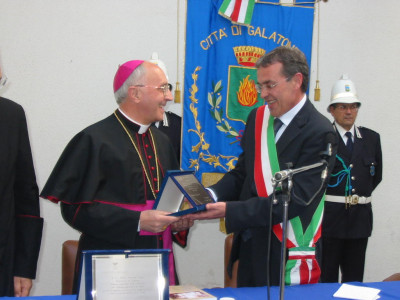 Consegna della targa Consegna della targa