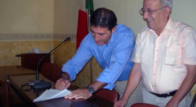 l'Ass. Bove firma l'accordo. Affianco il Sindaco Miceli