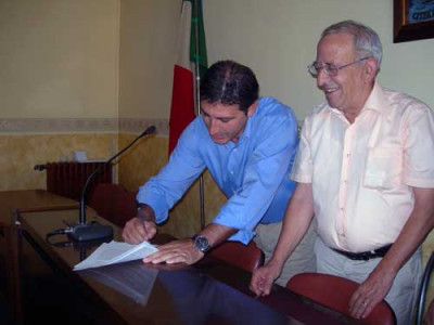 l'Ass. Bove firma l'accordo. Affianco il Sindaco Miceli